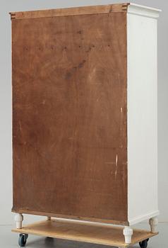 SKÅP. Gustaviansk stil. 1900-talets första hälft.