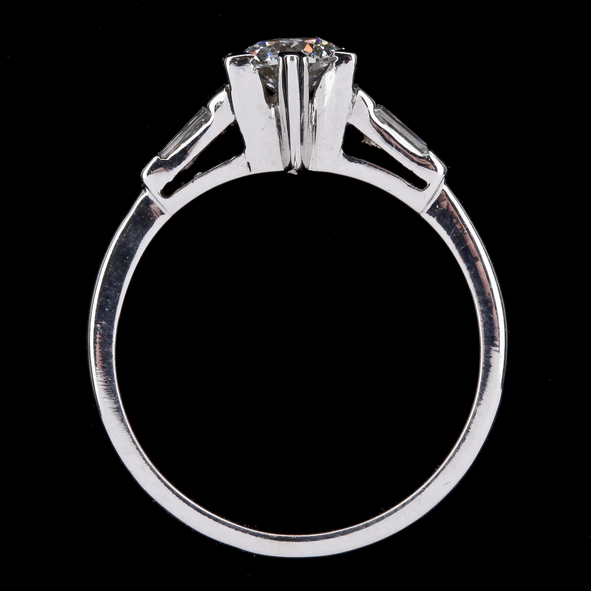 RING, briljantslipade diamant, 0.54 ct samt två trapezslipade diamanter, tot. 0.30 ct.