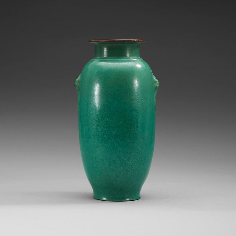 A green ge-glazed vase, Qing dynasty (1664-1912).