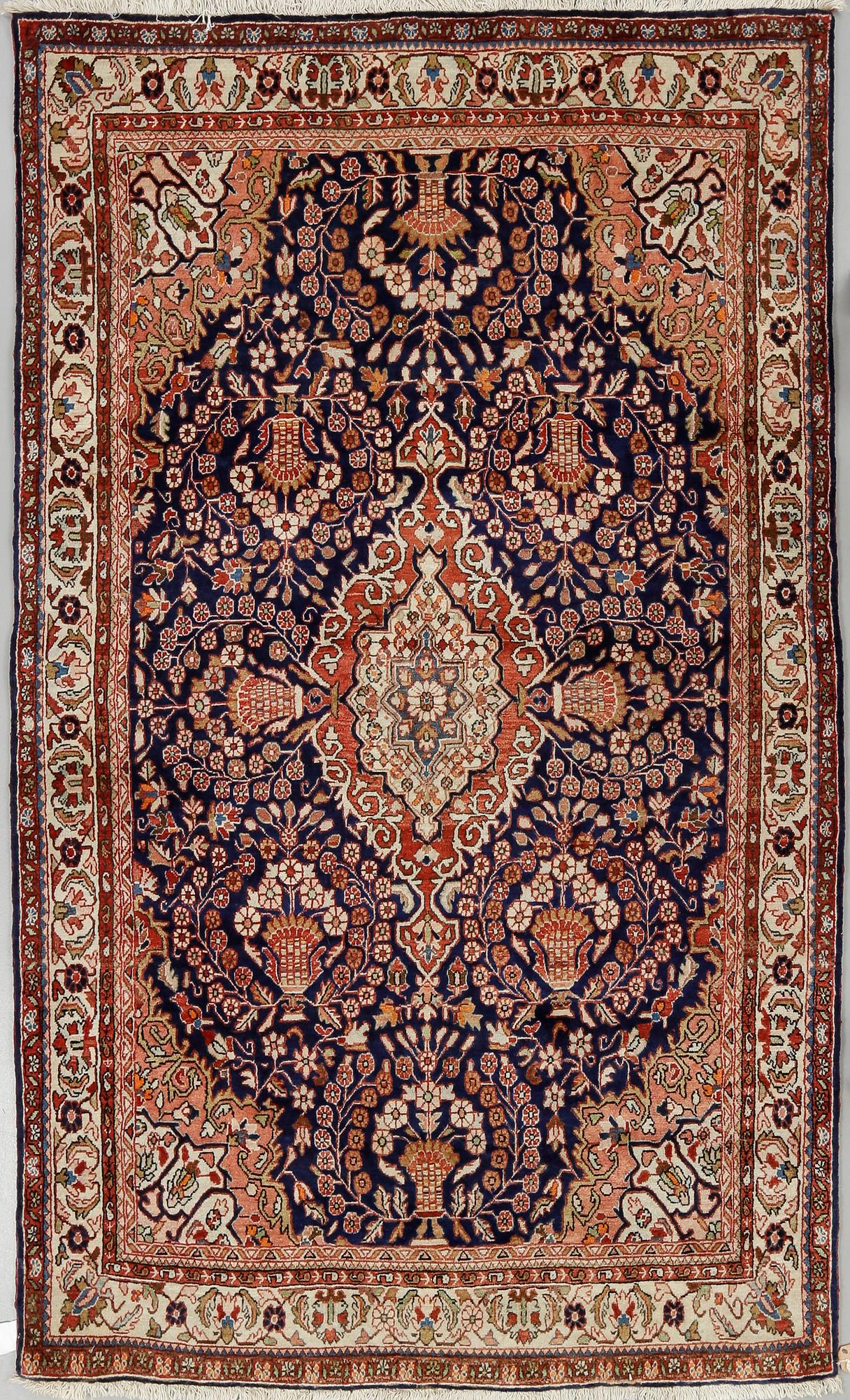 MATTA, sannolikt Sarouk. Ca 216 x 133 cm.