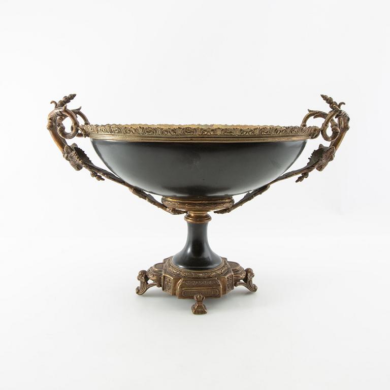 Bowl on foot Louis XVI style, first half of the 20th century.