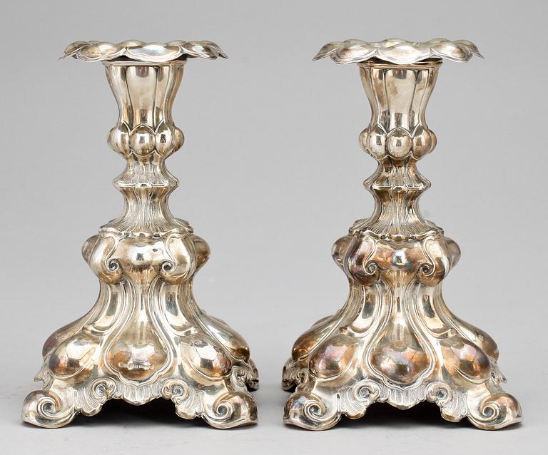 LJUSSTAKAR, ett par, sterlingsilver, rokokostil, C.G. Hallberg, Stockholm, 1959.