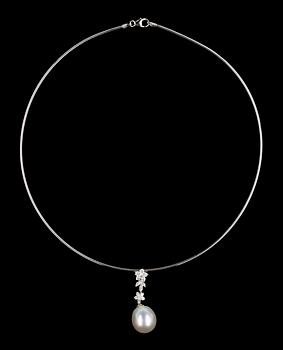 936. COLLIER, odlad South sea pärla, ca 13 mm, med briljantslipade diamanter, tot. 0.68 ct.