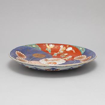 A Japanese porcelain dish, Meiji (1868-1912).