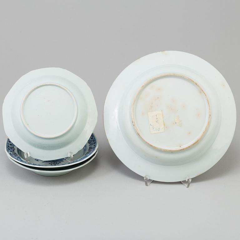 A set of a blue and white dish and three small dishes, Qing dynasty, Qianlong (1736-95).