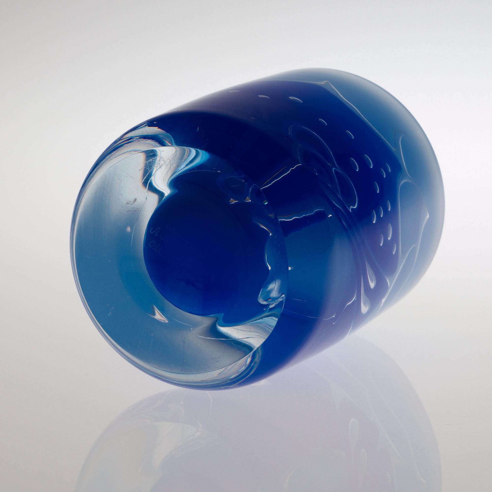 An Olle Alberius 'ariel' glass vase, Orrefors 1979.