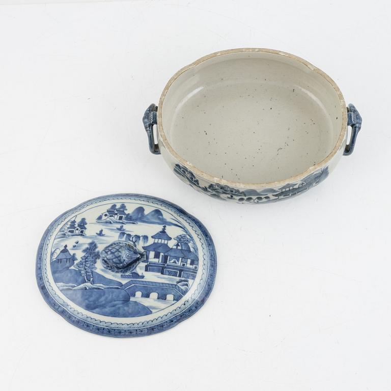 A blue and white Chinese export tureen with cover, Qingdynasty, 19th century.