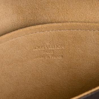 Louis Vuitton, a 'Pochette Twin GM' bag.