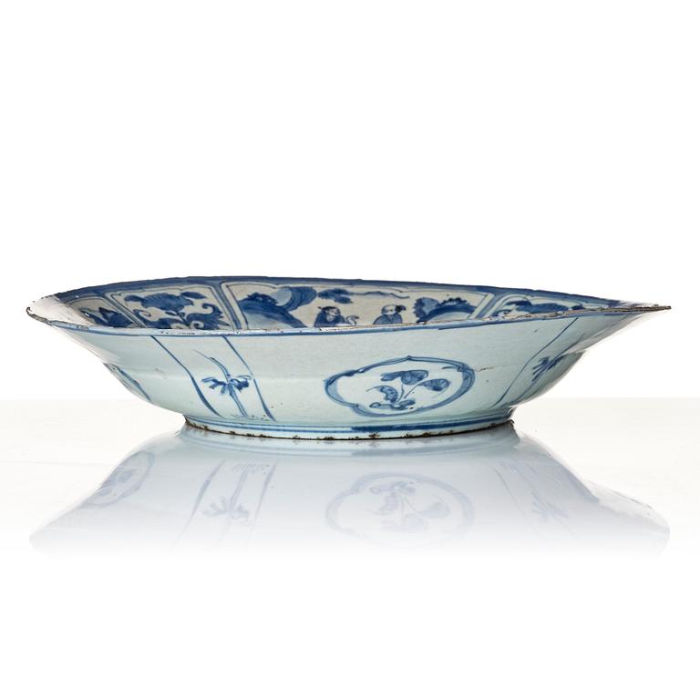 A blue and white kraak dish, Ming dynasty (1572-1620).