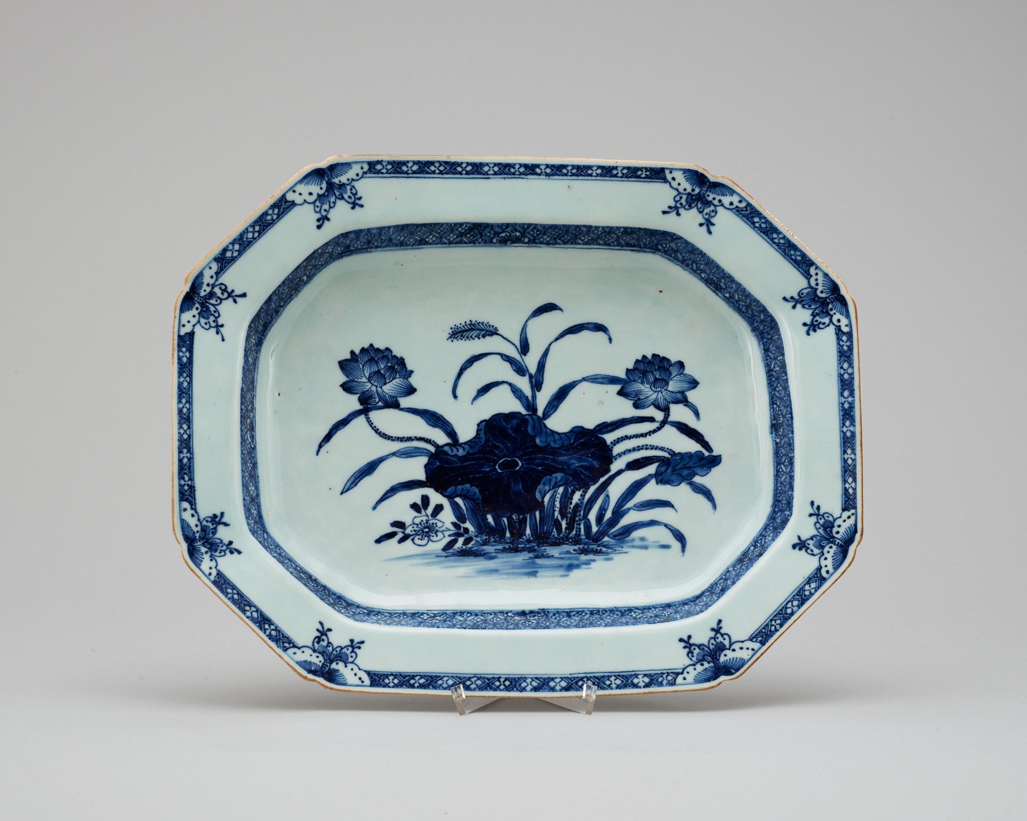 A blue and white tureen stand, Qing dynasty Qianlong (1736-95).