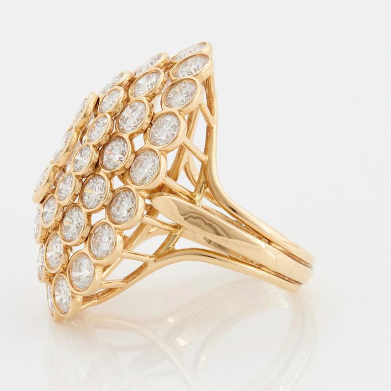 Cartier a ring in 18K gold set with round brilliant-cut diamonds.