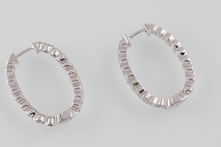 ÖRHÄNGEN, 18K vitguld med 36 briljantslipade diamanter, 1.77 ct. Vikt 4,8 gram.