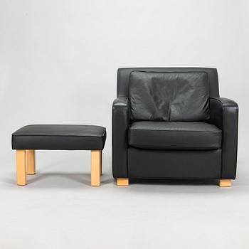 Ben af Schultén, fåtölj, nr 595, och ottoman, nr 596,  Artek, Finland. Modellen formgiven 1996.