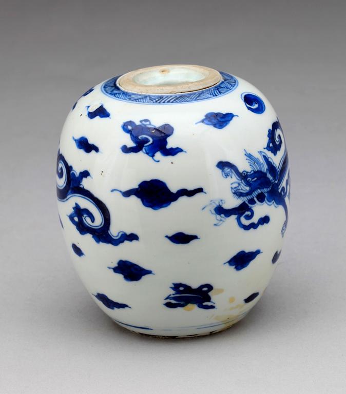 URNA, porslin, Kina, Ming-stil, 1800-tal.