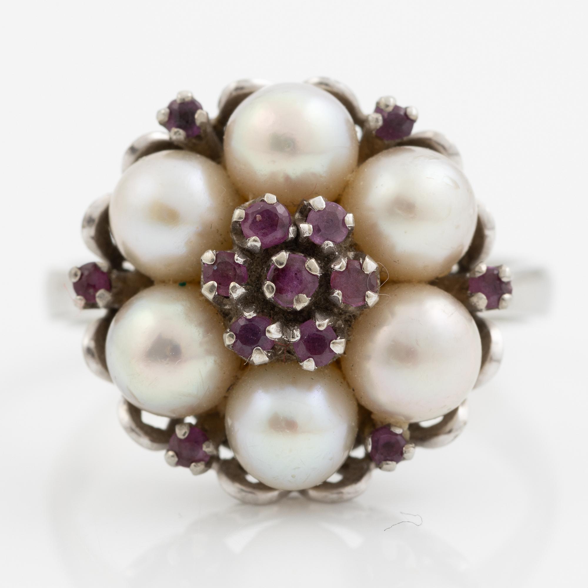 Ring 18K vitguld med pärlor och rubiner.