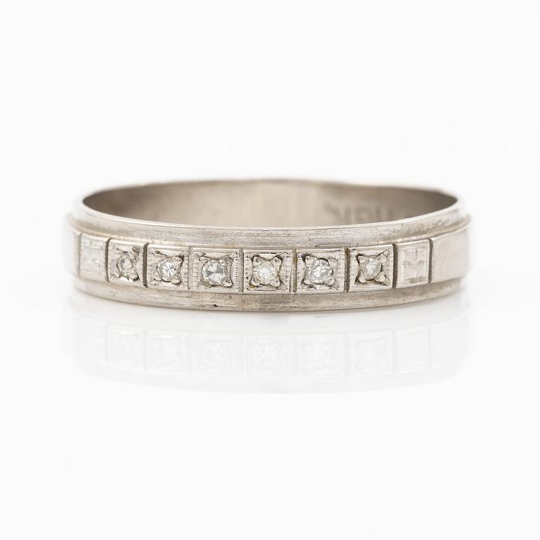 Ring halvallians 18K vitguld med små åttkantslipade diamanter.