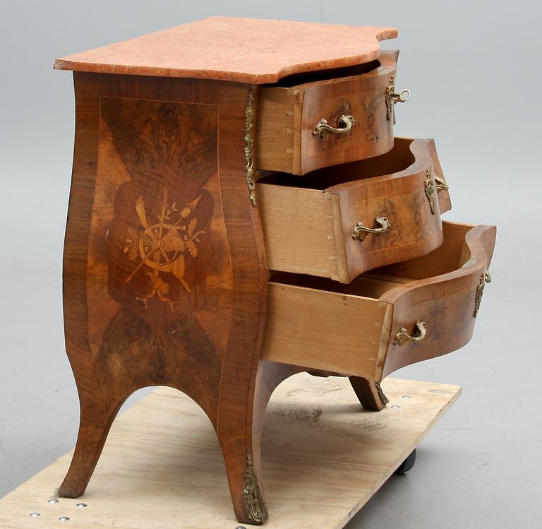 BYRÅ med stenskiva, rokokostil, 1900-talets mitt.