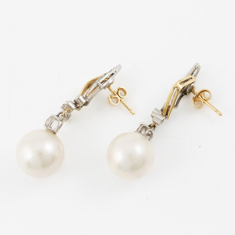Earrings in 18K gold and white gold set with old-cut and brilliant-cut diamonds and cultured pearls.