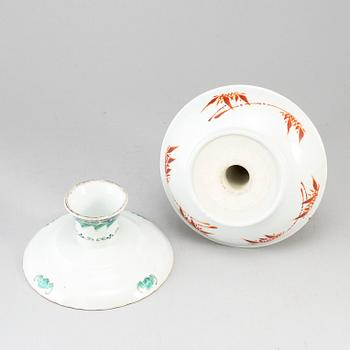 TAZZA samt LJUSSTAKE, porslin. Qingdynastin, sent 1800-tal.