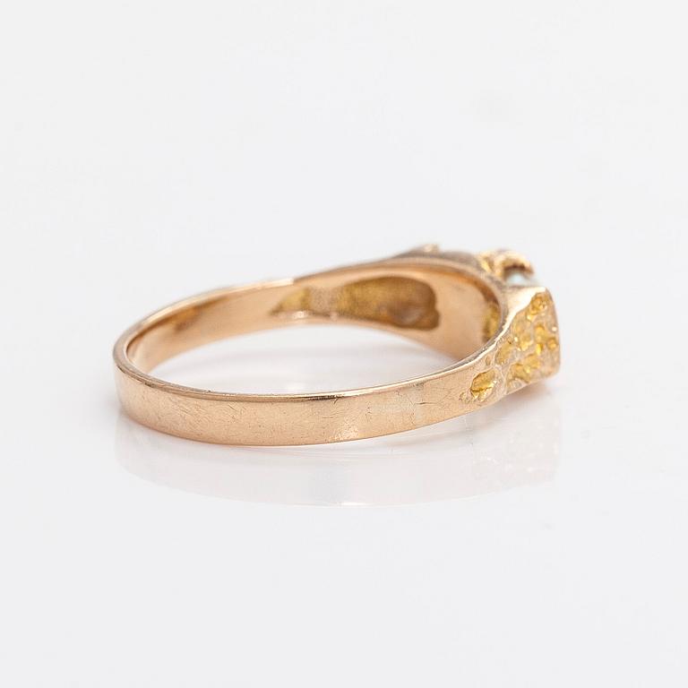 Björn Weckström, a 14K gold 'Small word' ring with a cultured pearl. Lapponia 1969.