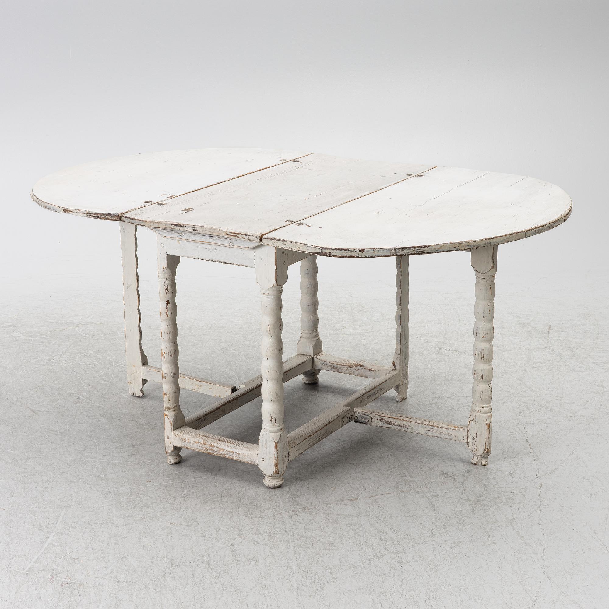 A drop-leaf table, 19th century.