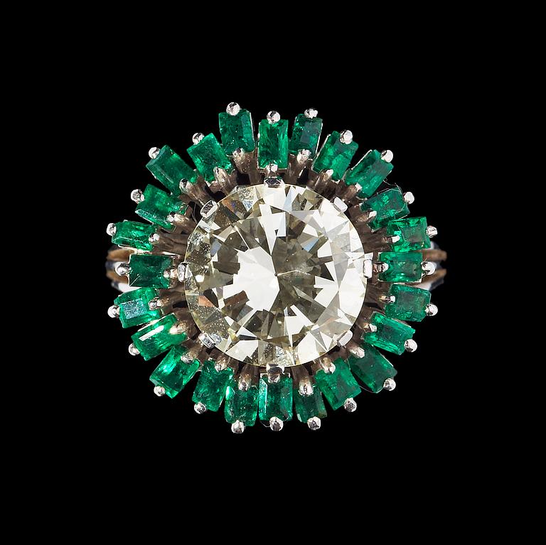 RING, briljantslipad diamant, tot. ca 4.60 ct med krans av bagetteslipade smaragder. 1970-tal.