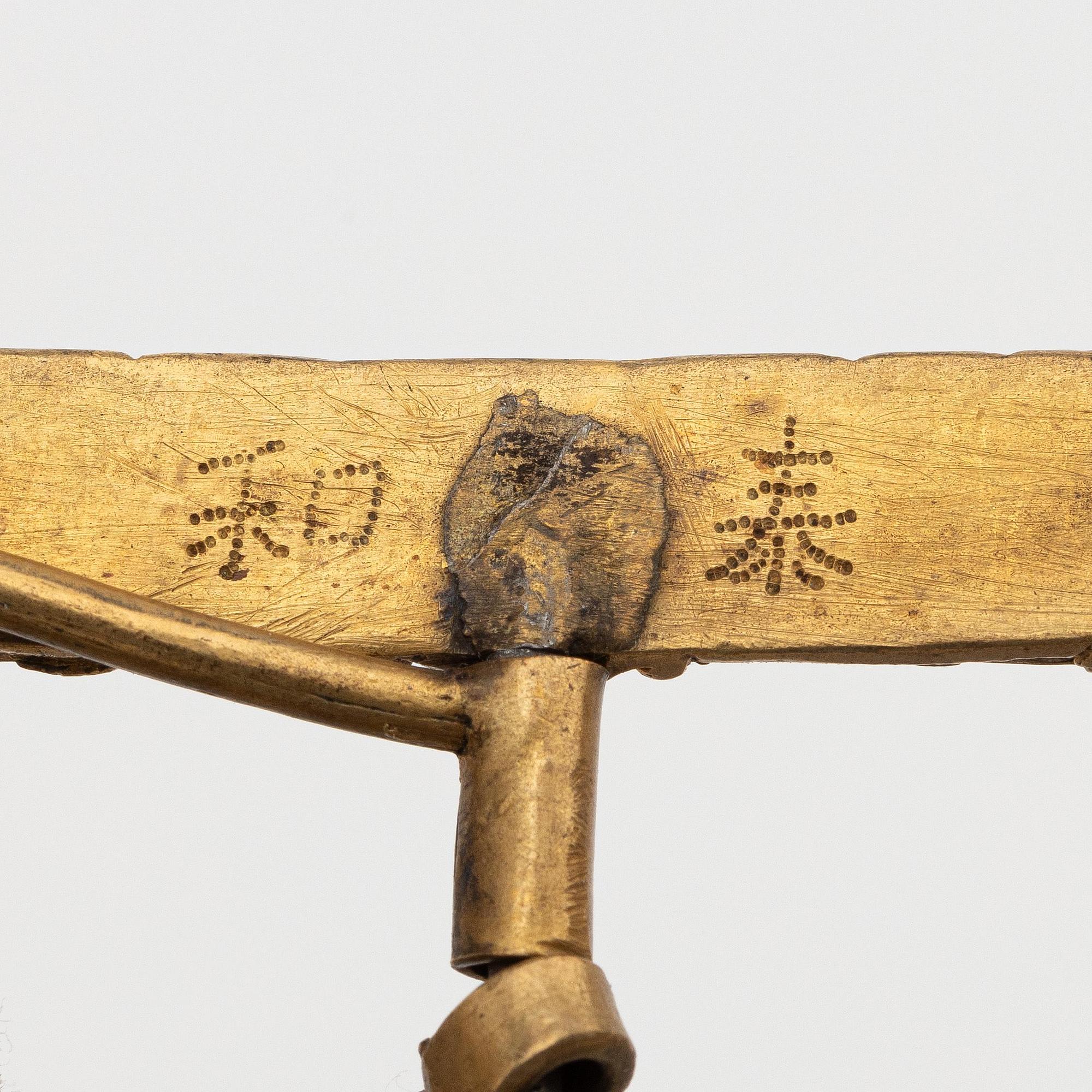 Bältesspännen, två stycken. Qingdynastin, 1800-tal.