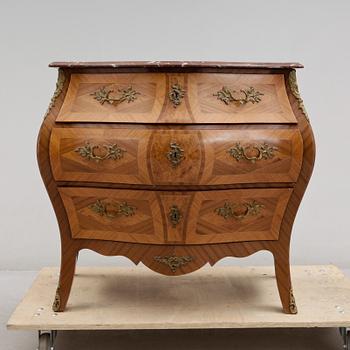 BYRÅ, rokokostil, omkring 1900-talets mitt.