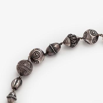 Kalevala Koru, "Halikon kääty", necklace and bracelet, silver, 1988.