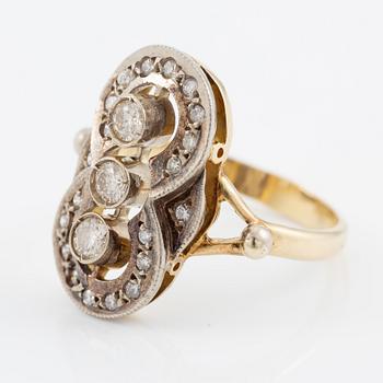 Ring, 18K gold with brilliant-cut diamonds.
