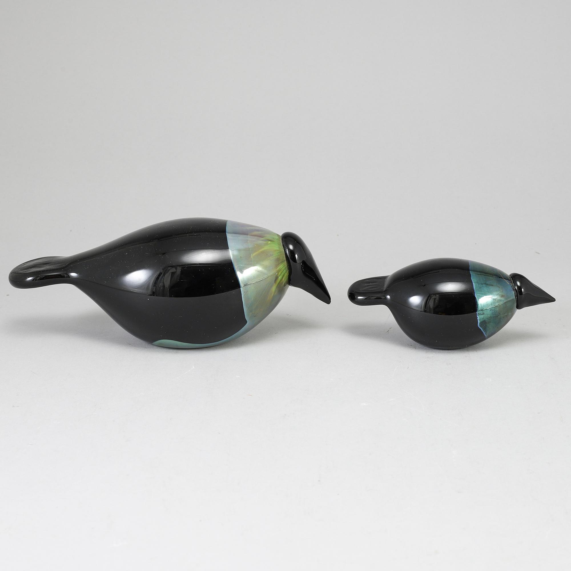 OIVA TOIKKA, lasilintu, 2 kpl, Raven (Korppi) 1998–2002 och 2012–2013, signeerattu O. Toikka Nuutajärvi.