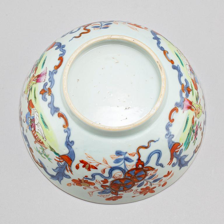 A famille rose bowl, Qing dynasty, Qianlong (1736-95).