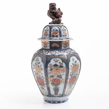 A Japanese imari porcelain urn with cover, Meiji (1868-1912).