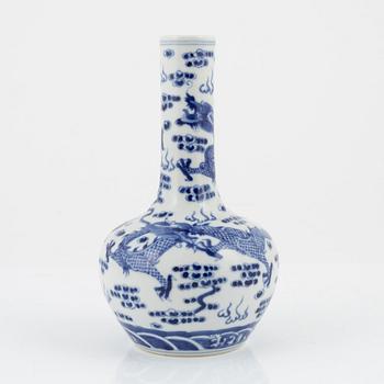 A blue and white dragon vase, late Qing dynasty, circa 1900.