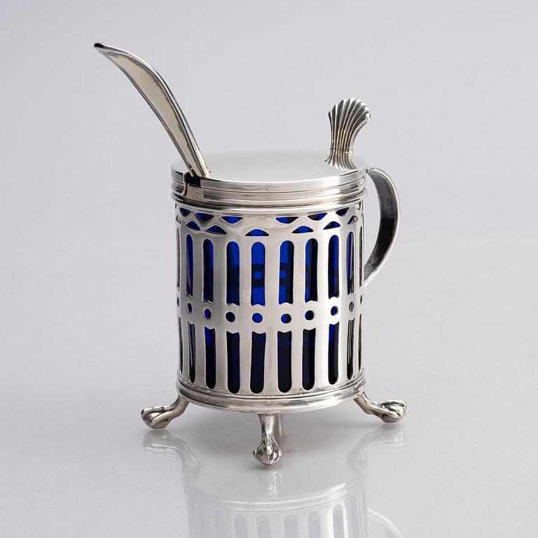 A Swedish 19th century silver mustard pot and spoon, mark of Pehr Zethelius, Stockholm 1807.