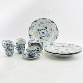 Service "Musselmalet" 13 dl Royal Copenhagen Denmark porcelain.