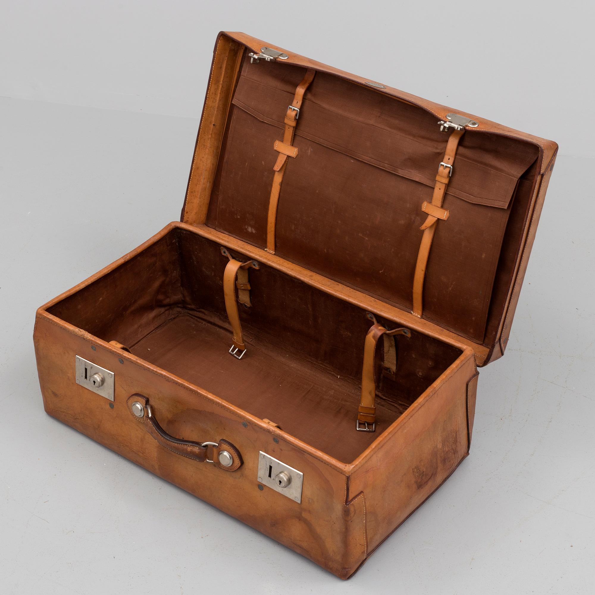 A 1920s J. Muller St Petersbourg Grande Morskaia 18 8 leather suitcase. Bukowskis