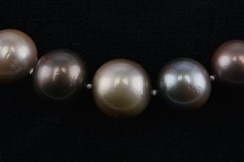 KAULAKORU, 34 tahitinhelmeä 11 - 14,1 mm. 14K kultaa. Pituus 43 cm.
