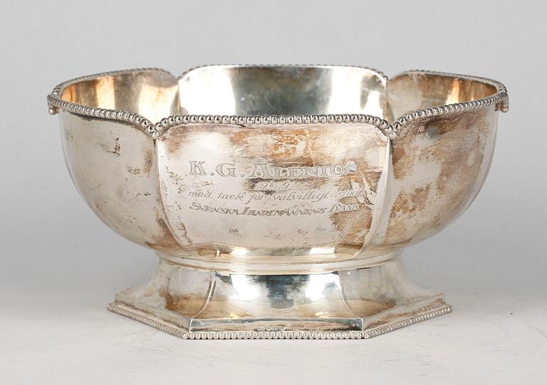 SKÅL, silver, A Hildebrand, Gävle, 1916. Totalvikt ca 560 gr.