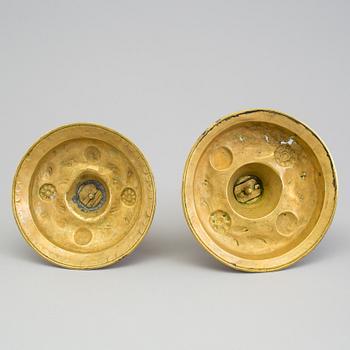 LJUSSTAKAR, 2 snarlika, mässing, barock, 1700-tal.