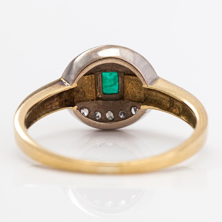 An 18K gold ring with diamonds ca. 0.10 ct in total and an emerald.