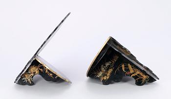 VÄGGKONSOLHYLLOR, 2 st, lackarbete, ostasien, sent 1800-tal.