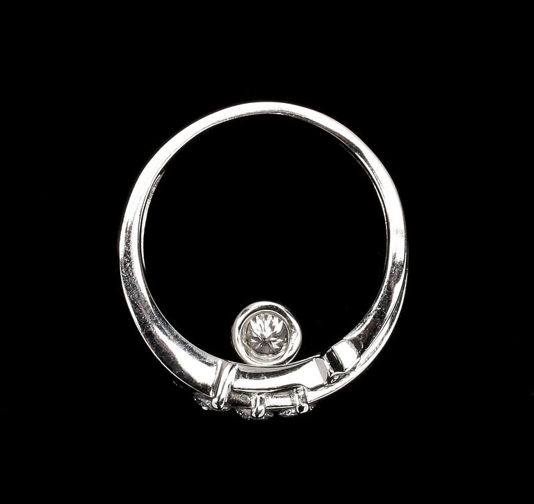 RING, 18k vitguld med briljantslipade diamanter, tot 0.52 ct enl gravyr.