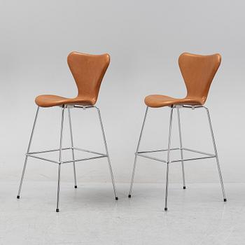 Arne Jacobsen, barstolar, ett par, höga "Sjuan", Fritz Hansen, 2000-tal.