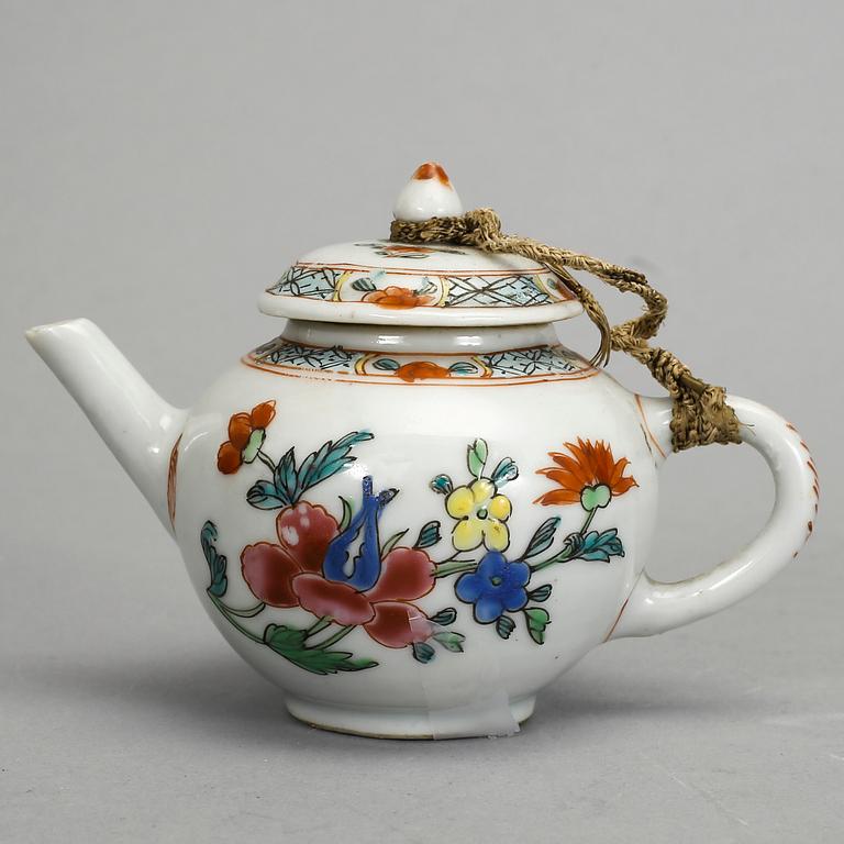 MINIATYRTEKANNA samt SKEDFAT, porslin, Qingdynastin, Qianlong (1736-95).