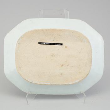 A beautiful Chinese blue and white porcelain figural platter, Qing dynasty, Qianlong (1736-95).