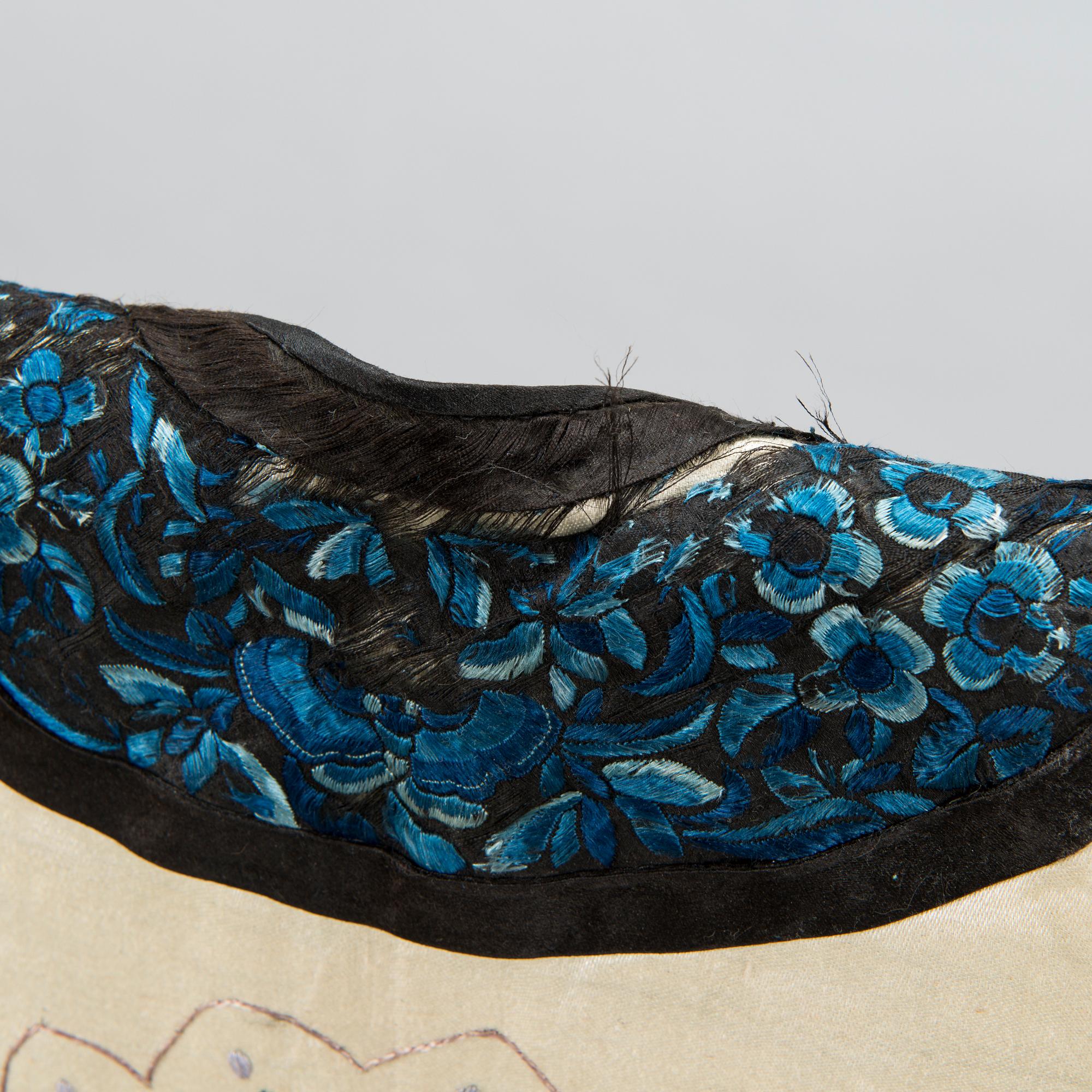 TAKKI, kirjailtua silkkiä, Kiina 1900-luku.