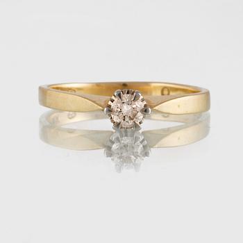 RING, 18K guld och vitguld med briljantslipad diamant 0.12 ct, importstämplad. Vikt 2,3 gram.
