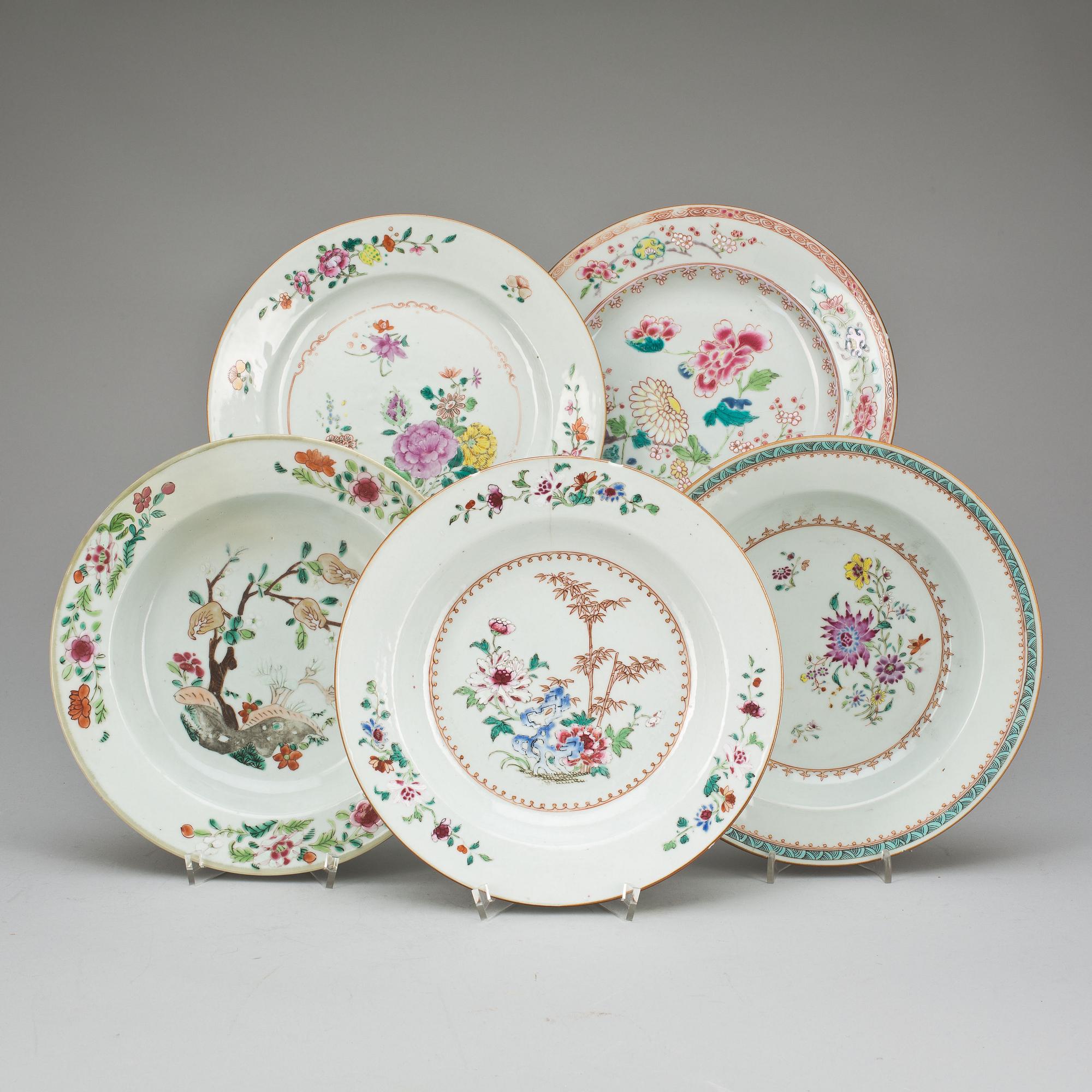 TALLRIKAR, 3+2 st. porslin. Kina, Qianlong 1736-1795.