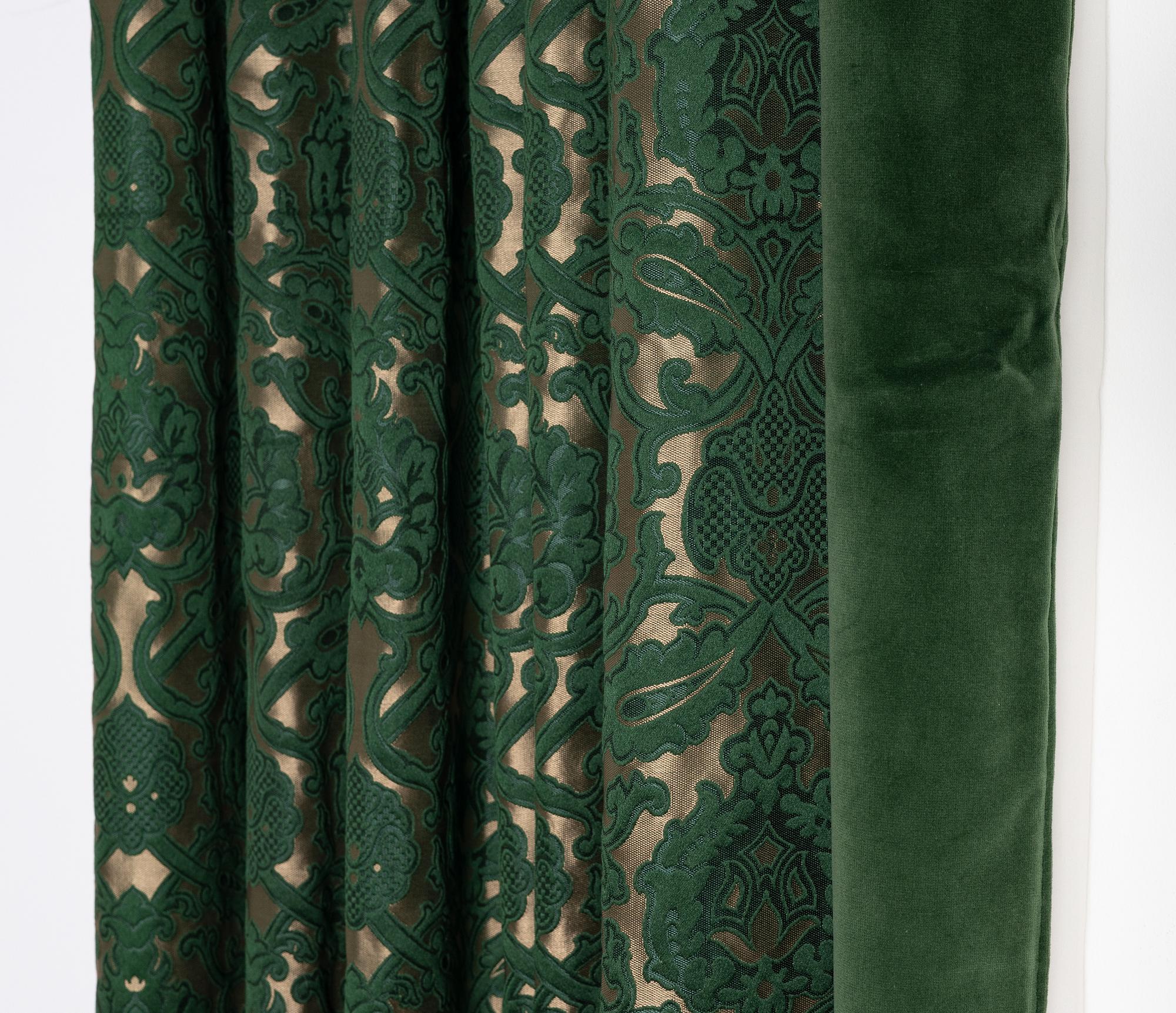 Gardiner, ett par, grön mönstrad sammet.